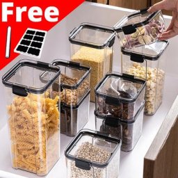 Stockage des aliments pour animaux de compagnie dans la cuisine plusieurs boîtes de rangement