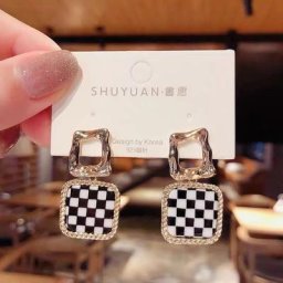 Boucles d'oreilles géométriques carrées en damier pour femmes en treillis noir et blanc doré