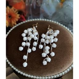 Boucle d'oreille longue fleur avec pompons blancs bouton de fleur exquis clip d'oreille