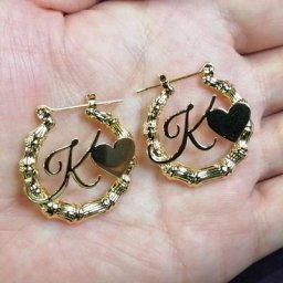 Boucles d'oreilles créoles en bambou personnalisées pour femmes et filles forme de cœur nom