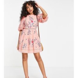 Asos Petite ASOS DESIGN Petite - Robe courte Ã col montant en plumetis brodÃ© avec finitions dentelle - Rose Rose 32 female