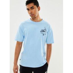 NB Essentials Cafe at NB T-Shirt 3 par New Balance Bleu S Accessoires