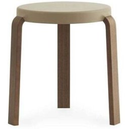 Normann Copenhagen Tabouret Tap sand, pieds en noyer