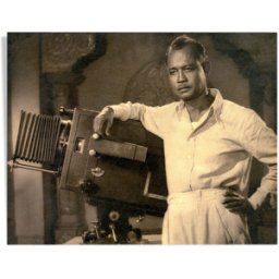 ART Photographie d'un réalisateur indien accoudé à sa caméra marron 30x0x24