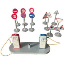 Lot de 12 panneaux et une station, jouet dinky toys, ancien multicolore 0x0x0