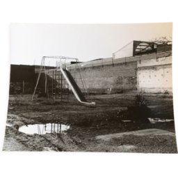 ART Photographie aire jeux enfant. années 90 noir 30x0x24