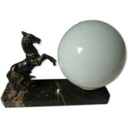 Lampe de table veilleuse globe opaline marbre cheval se cabrant régule multicolore 24x8x18