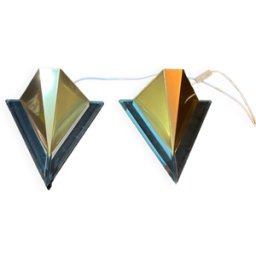 Paire d'appliques triangulaires postmodernes, métal doré et lucite, fin XX par Massive dore 27x16x28