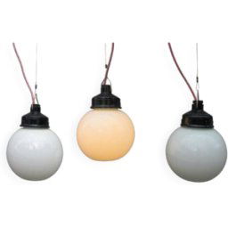 Trio suspensions globes verre opalin et bakélite blanc 20x20x26