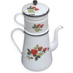 ART Cafetière, en fer emaillee a motifs de roses rouges et fleurs blanches, avec filtre, ancienne blanc 16x21x38