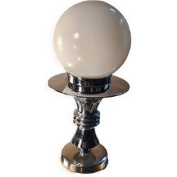 Lampe de table avec base chromée et globe opalin blanc argent 16x16x32