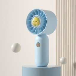 La main tient un petit ventilateur de poche portable, style : canard bleu.