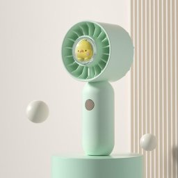 La main tient un petit ventilateur de poche portable, style : canard vert.