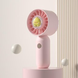 La main tient un petit ventilateur de poche portable, style : canard rose.