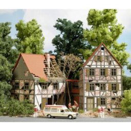 Busch 1667 H0 Maison à colombages tombée