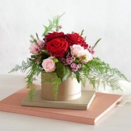 Ecrin de roses : composition boîte à chapeau - Interflora