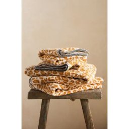 Collection de Serviettes Lola Leopard en Yellow chez Anthropologie
