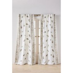 Rideau en Coton Brodé avec Bordure Suzani en Beige taille: 50 x 84 chez Anthropologie