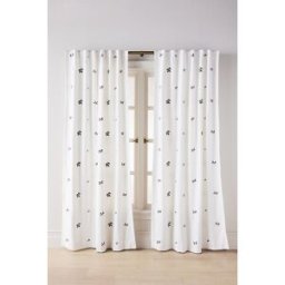 Rideau en coton brodé Fall Icons en White taille: 50 x 84 chez Anthropologie