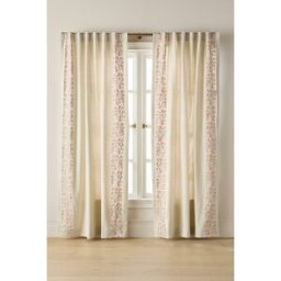 Rideau en coton brodé Oliver en Pink taille: 5/l chez Anthropologie