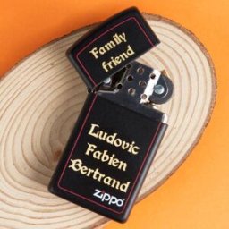 Ocadeau Briquet Zippo slim noir et rouge gravé
