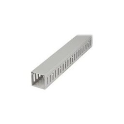 StarTech.com Chemin de Cables PVC avec Couvercle - 50mm W x 50mm H - Longueur 2m - Slots Parallels 8mm, Goulotte Cache Cable Murale Cable Reseau PVC, max. 20 cables, Homologue UL (CBMWD5050) - gaine pour cable - Conformite TAA