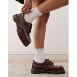 DR MARTENS - Lowell - Chaussures unisexes à surpiqûres contrastantes - Rouge cerise 45