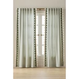 Rideau en coton festonné Maeve en Green taille: 108" chez Anthropologie