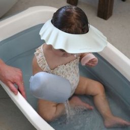 Béaba Visière de bain silicone vert de gris