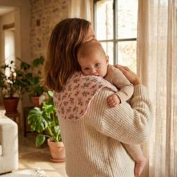 BB & Co Bavoir 2 en 1 (poncho et épaule) gaze de coton et bambou fleurs