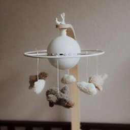 FLOW Mobile pour bébé en bois Liva Oie blanc