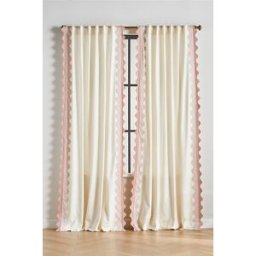 Rideau en coton festonné Maeve en Pink taille: 108" chez Anthropologie