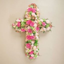 Croix funéraire : Souvenir précieux, croix florale funéraire - Interflora