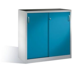 Armoire à outils C+P avec portes coulissantes, intérieur 2 étagères, H1200xL1200xP500mm devant corps bleu clair corps gris clair ; C + P Möbelsysteme (2057-09 S10030)