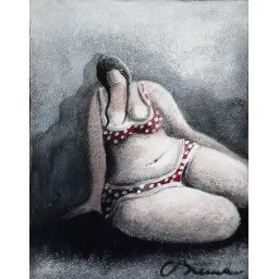 Julie la tête dans le gris