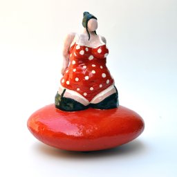 La baigneuse au maillot rouge à pois blanc