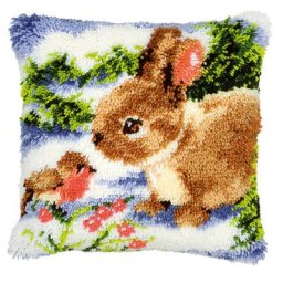 Devant de coussin au point noué ""lapin et rouge-gorge