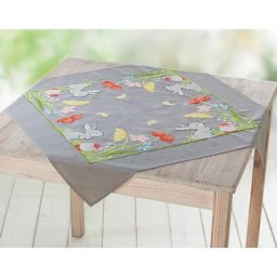 Nappe à broder ""lapin dans un champ de fleurs