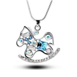 Kék kristályokkal díszített hintaló nyaklánc