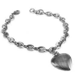 Nemesacél karlánc szív charmmal díszítve