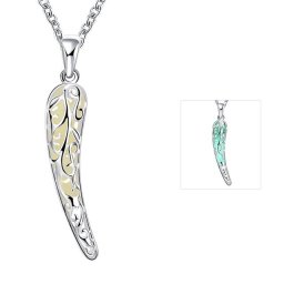 Foszforeszkáló karom formájú medál ezüst bevonattal