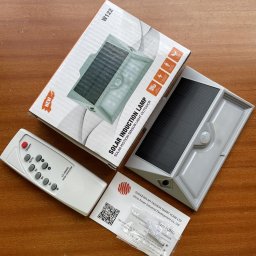 W-122 távirányítós napelemes lámpa