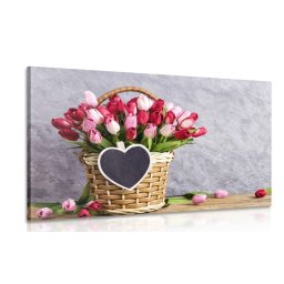 Piros tulipánok fa kosárban