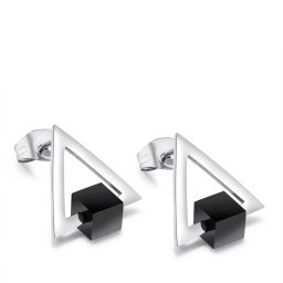 Háromszög titánium fülbevaló, fekete dísszel