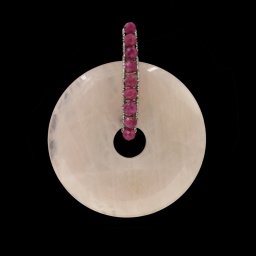 Egyedi rózsakvarc fánk medál, rubin gyöngyökkel