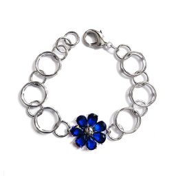 Kék virágos, karika láncszemes karkötő, ródium bevonattal