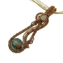 Egyedi szerafinit drótékszer medál opállal