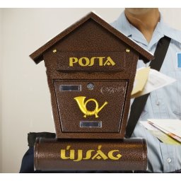 Újságtartós utcai postaláda