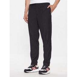 Armani Exchange Szövet nadrág 6RZP44 ZNXZZ 1200 Fekete Regular Fit