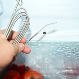 Tisztító eszköz a hűtöszekrény vízelvezető csatornára